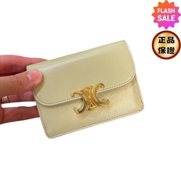 Celine 10I583 Triomphe 凱旋門標誌光滑牛皮翻蓋卡片套  柑檸色 Celine, Triomphe, 翻蓋卡片套, 塗層帆布, 義大利製造, 時尚配件, 2025夏日單品, 奢華設計, 高端卡片套,