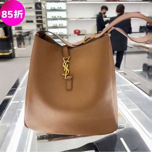 Saint Laurent 717037 Le 5 A 7 柔軟粒面皮革大款肩背包  Fox 狐棕色 Saint Laurent, Le 5 À 7, 皮革肩背包, Saint Laurent 大尺寸包, YSL 經典包, 精品包款, 精品平行輸入, 100% 真品, 專櫃真品保證, 精品折扣, 優惠精品價格, 限時優惠, 快速配送, 台灣精品代購