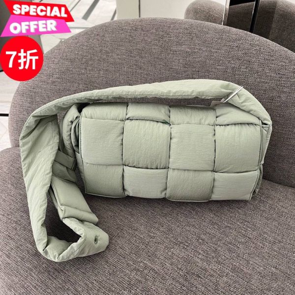 Bottega Veneta 749880  襯墊科技纖維  Padded Cassette 斜背包    灰綠色﻿ Bottega Veneta、Cassette、編織包、斜背包、科技包、精品包包、平行輸入、精品平行輸入、100%真品、專櫃真品保證、精品折扣、優惠精品價格、限時優惠、快速配送、台灣精品代購