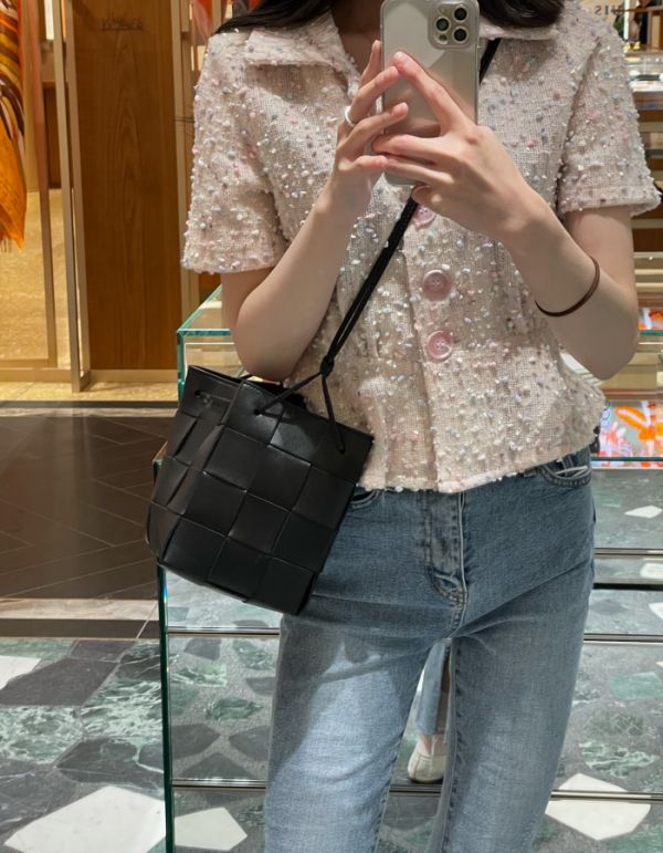 Bottega Veneta 680218 小款 Bucket 包  黑色 