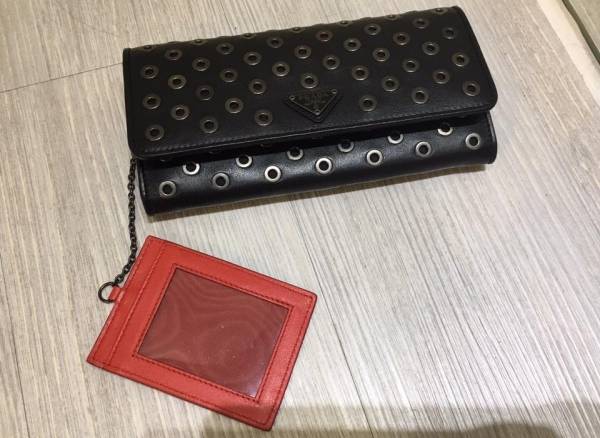 Prada  1ML506  鉚釘鑲孔翻蓋皮革長夾 