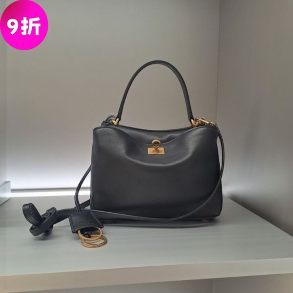 Balenciaga 795456 光滑小牛皮迷你 Rodeo 包    黑色/復古金釦 Balenciaga、Rodeo mini、Balenciaga包價格、Balenciaga包專櫃、Balenciaga包評價、Balenciaga包包尺寸、Balenciaga專櫃位置、Balenciaga真品鑑定、小牛皮包、手提包、雙用包、精品包款、精品包推薦、小型包款推薦、實用包款推薦、精品包評價、精品包價格、平行輸入、精品平行輸入、100%真品、專櫃真品保證、精品折扣、優惠精品價格、限時優