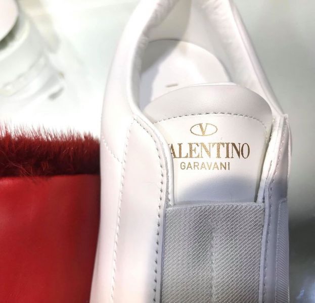 Valentino Rockstud 貂毛皮草裝飾鉚釘白球鞋 IT38 酒紅色 