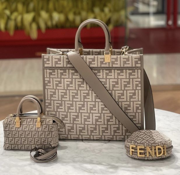 Fendi 8BH386 中款 FF織毯 Sunshine 包    鴿灰色/附肩帶 Fendi 8BH386 中款 FF織毯 Sunshine 包    鴿灰色/附肩帶