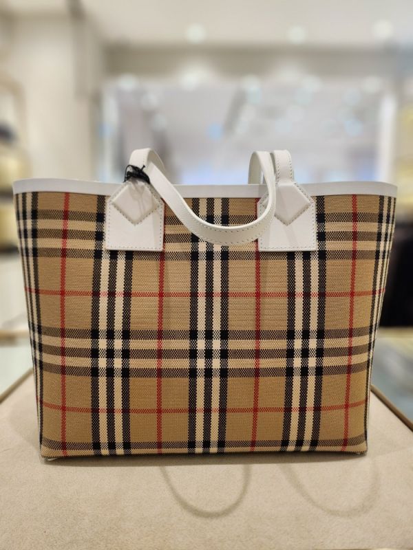 Burberry 80723311 中款 London 托特包   典藏米色/ 白色 Burberry 80723311 中款 London 托特包    典藏米色/ 白色