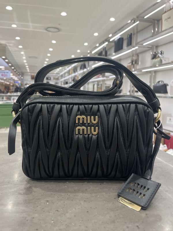 Miu Miu 5BH118 Matelasse 納帕軟羊皮相機包    黑色 Miu Miu 5BH118 Matelasse 納帕軟羊皮相機包    黑色