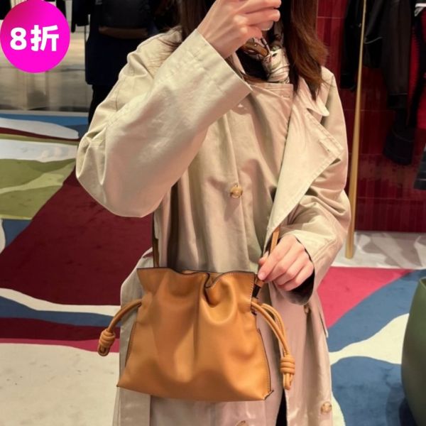Loewe 納帕小牛皮迷你 Flamenco 包  暖沙色 Loewe、Flamenco、A411FC2X732586、迷你Flamenco包、Loewe包包價格、Loewe包專櫃、Loewe包款評價、Loewe包包尺寸、Loewe專櫃位置、Loewe真品鑑定、納帕皮包、抽繩包、輕量包、精品包款、精品包推薦、小型包款推薦、實用包款推薦、精品包評價、精品包價格、平行輸入、精品平行輸入、100%真品、專櫃真品保證、精品折扣、優惠精品價格、限時優惠、快速配送、台