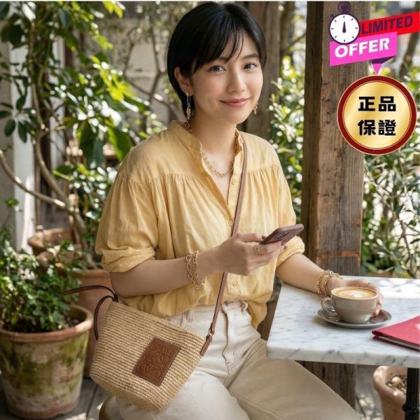Loewe Slit Pochette 酒椰纖維斜背包   自然色/棕褐色 Loewe Slit Pochette 酒椰纖維斜背包   自然色/棕褐色
