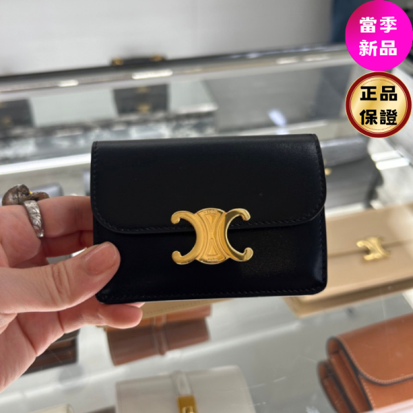 Celine 10I583 Triomphe 凱旋門翻蓋卡片套  黑色配金釦 Celine, Triomphe, 翻蓋卡片套, 牛皮革, 義大利製造, 時尚配件, 2025夏日單品, 奢華設計, 高端卡片套