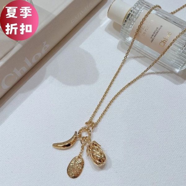 Chloe Banana Charms 復古金黃銅鳳梨、香蕉與花瓣吊墜項鍊 Chloé Charms 項鍊,Chloé 吊墜飾品,復古金項鍊,Chloé 配件推薦,精品項鍊推薦,法式風格飾品,Chloé 黃銅項鍊,精品平行輸入,100%真品,限時精品優惠