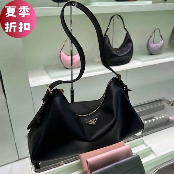 Prada 1BC231 Aimee 大款光滑小牛皮肩背包  黑色 Prada, Aimée Shoulder Bag, Prada 大包, 小牛皮手袋, 義大利精品包, 精品平行輸入, 100% 真品, 專櫃真品保證, 精品折扣, 優惠精品價格, 限時優惠, 快速配送, 台灣精品代購
