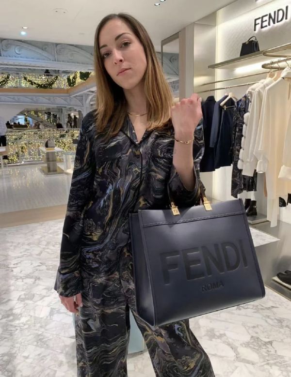 Fendi 8BH386 中款小牛皮 Sunshine 包    黑色/附肩帶 Fendi 8BH386 中款小牛皮 Sunshine 包
黑色/附肩帶