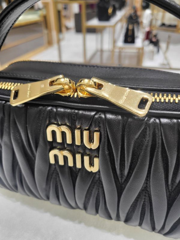 Miu Miu 5BH229 Matelasse 納帕軟皮皺摺相機包    黑色 Miu Miu 5BH229 Matelasse 納帕軟皮皺摺相機包