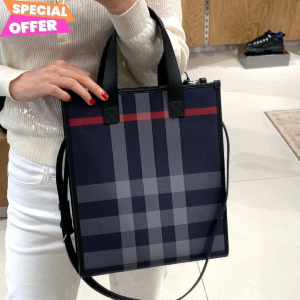 Burberry 80840591 男款 Book Tote 藍色格紋帆布皮飾托特包  附可拆長肩帶 Burberry Book Tote, 格紋兩用包, 黑邊手提包, 英倫風格, 牛皮飾邊, 日常通勤包, 時尚百搭包