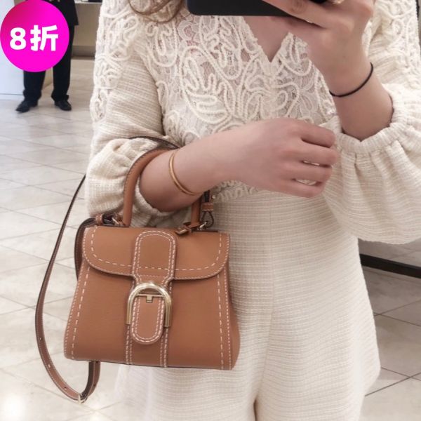 Delvaux 迷你 Rodeo 粒紋小牛皮外縫線 Brillant 包   焦糖色 Delvaux、Brillant、Rodeo、小牛皮包、外縫線包、肩背包、精品包款、精品包推薦、小型包款推薦、實用包款推薦、精品包評價、精品包價格、平行輸入、精品平行輸入、100%真品、專櫃真品保證、精品折扣、優惠精品價格、限時優惠、快速配送、台灣精品代購、精品包包哪裡買、精品包專櫃價格