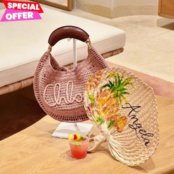 Chloe Summer Banana 水牛皮把手草編彎月包  Summery Beige 夏日米色 Chloé、Summer Banana、CH25US901P0824M、拉菲草包、托特包、夏日米色包、肩背包、可持續時尚、手工編織包、Made For A Woman、精品包推薦、精品包評價、精品包價格、平行輸入、100%真品、專櫃真品保證、限時優惠、精品包包哪裡買