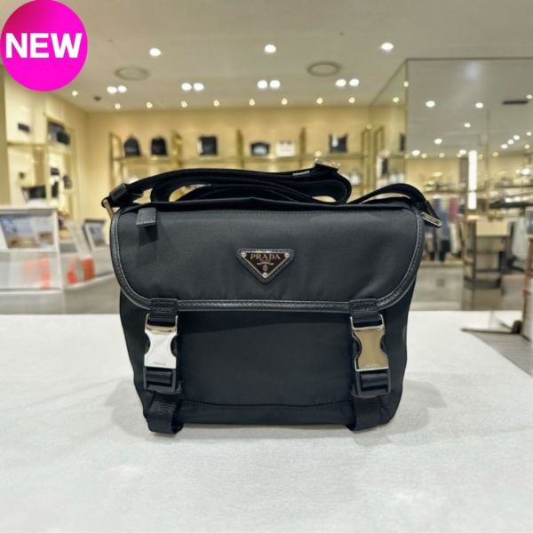 Prada 2VD066 再生尼龍和皮革肩背包      黑色 Prada 2VD066、Re-Nylon 皮革單肩包、多功能單肩包、Prada 單肩包、再生尼龍包、琺瑯金屬三角形標誌包、Prada Re-Nylon 單肩包推薦、環保與時尚兼具的單肩包、Prada 多功能肩包