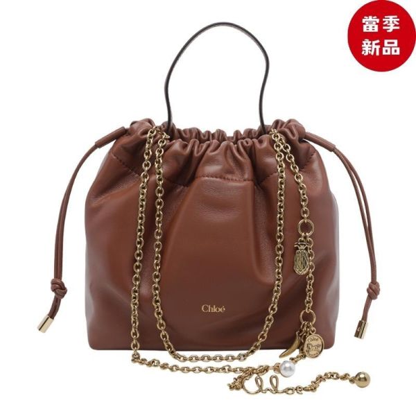 Chloe 小款 Icons 納帕小羊皮珍珠鏈條抽繩水桶包  Blushy Brown 棕紅色 Chloé,Chloé Icons,Small Chloé Icons,Chloé Icons Bag,Chloé鏈條包,納帕小羊皮包,Blushy Brown,棕色肩背包,金色鏈條包,Horse Medal,Chloé Charms,CH26UP789R1226P
