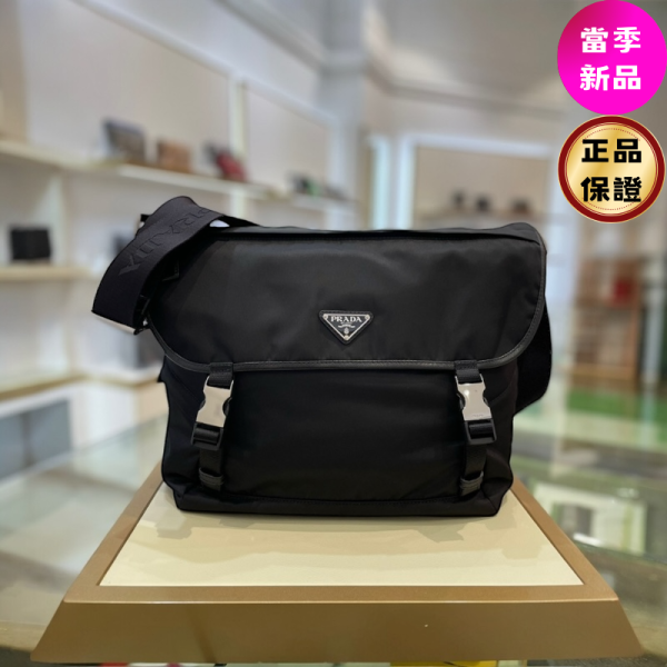 Prada 2VD052 再生尼龍及Saffiano 大款郵差包 Prada Re-Nylon 肩背袋, Saffiano 皮革手袋, 再生尼龍多功能包, 黑色實用肩背袋, 義大利製經典手袋, 搪瓷金屬標誌包, 永續時尚多用途袋