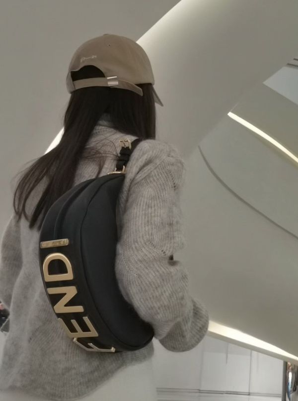 Fendi 8BR798 小款 Fendigraphy 小牛皮彎月包  黑色 Fendi 8BR798 小款 Fendigraphy 小牛皮彎月包

黑色