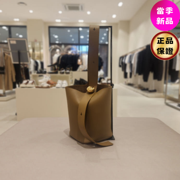 Loewe 柔軟小牛皮中款 Pebble Bucket 水桶包    Oak 橡木棕色 Loewe水桶包, Pebble Bucket包, 柔軟小牛皮包, 橡木棕色包款, Loewe經典包款, 高端精品包, 時尚多功能包, 西班牙製造Loewe