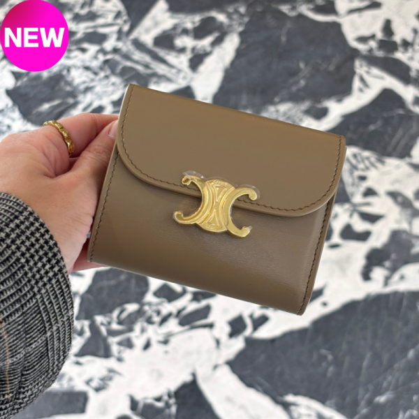 Celine 10D783 凱旋門光滑羊皮小型翻蓋短夾 茶色 Celine、Triomphe、短夾、羊皮夾、精品皮夾、平行輸入、精品平行輸入、100%真品、專櫃真品保證、精品折扣、優惠精品價格、限時優惠、快速配送、台灣精品代購