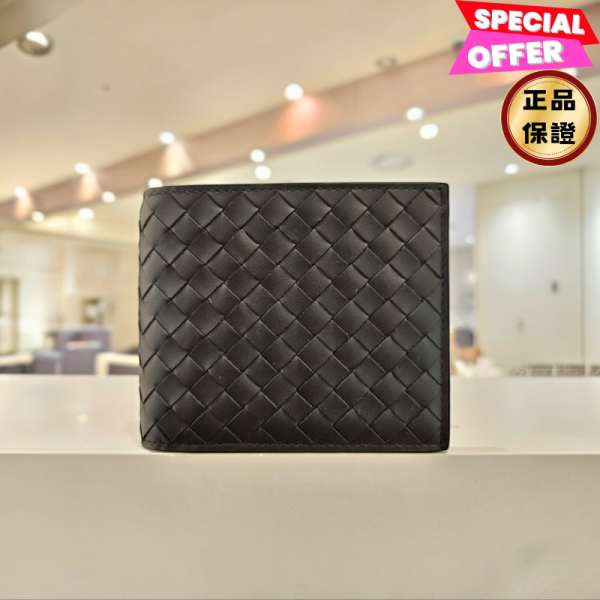 Bottega Veneta 113993 男款經典編織對折短夾  黑色 Bottega Veneta、編織短夾、對折皮夾、小牛皮夾、藍色皮件、男士短夾、平行輸入、精品平行輸入、100%真品、專櫃真品保證、精品折扣、優惠精品價格、限時優惠、快速配送、台灣精品代購