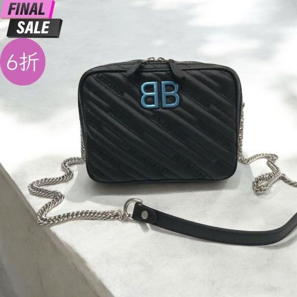 Balenciaga 526678 BB Report XS 立體浮雕相機包   黑色—Balenciaga 526678 BB Report XS 立體浮雕相機包 黑色- 可作為相機包和皮夾使用，適合日常出行或輕便出遊 Balenciaga BB Report XS 相機包, 立體浮雕相機包, 小牛皮相機包, Balenciaga 相機包, 137 公分鏈帶包, 黑色皮革相機包, Balenciaga 相機包推薦