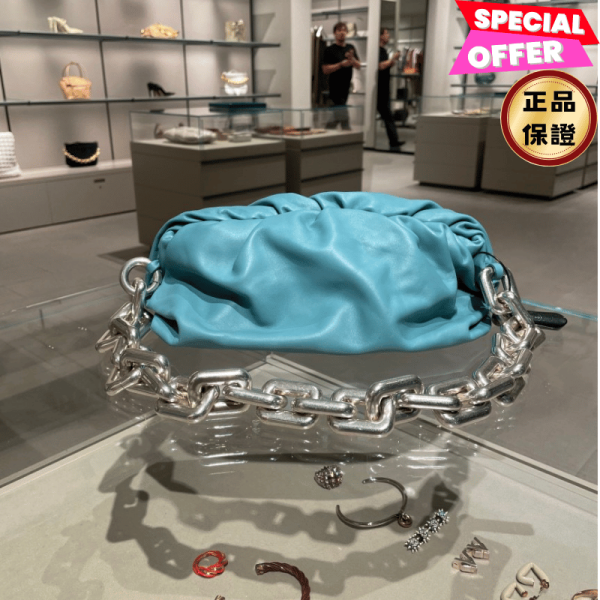 Bottega Veneta 620230 BV Chain 銀鍊雲朵包｜淨藍色 Bottega雲朵包金鍊, BV Chain柔軟包, Bottega Veneta肩背包, 小牛皮精品包, 雲朵造型手拿包, 義大利精品推薦, 藍色包款, 精品平行輸入, 100%真品保證, 限時精品優惠