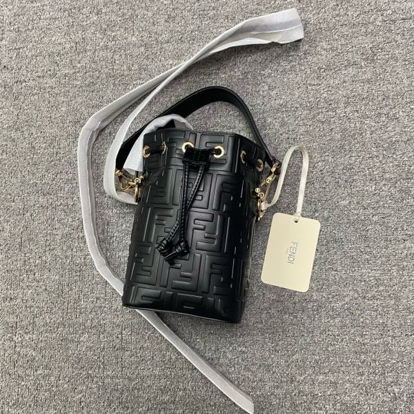 Fendi 8BS010 浮雕FF 迷你 Mon Tresor 水桶包  黑色 Fendi 8BS010 浮雕FF 迷你 Mon Tresor 水桶包

黑色