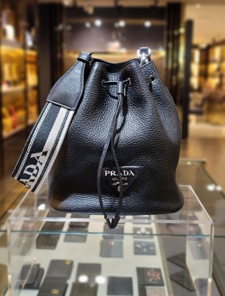 Prada 1BE060 柔軟皮革水桶包  黑色 Prada 1BE060 柔軟皮革水桶包  黑色