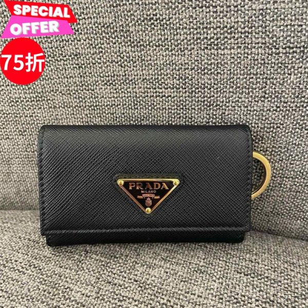 Prada Saffiano 壓紋耐刮皮革4+1環鑰匙包   黑色 Prada、Saffiano、鑰匙包、皮革包、精品配件、平行輸入、精品平行輸入、100%真品、專櫃真品保證、精品折扣、優惠精品價格、限時優惠、快速配送、台灣精品代購