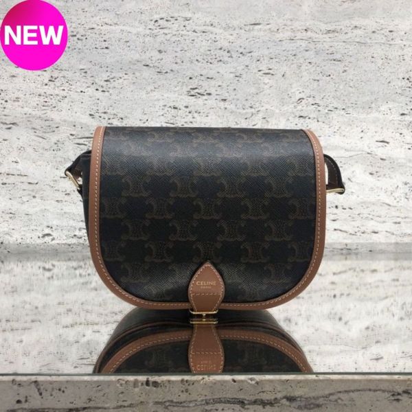 Celine Triomphe 帆布中款 Folco 馬鞍包 Celine Folco 馬鞍包、Triomphe 帆布包、中款馬鞍包
、Celine 義大利製包包、小牛皮帆布包、可調肩帶馬鞍包
、Celine 馬鞍包推薦、奢華塗層帆布包、時尚多功能馬鞍包