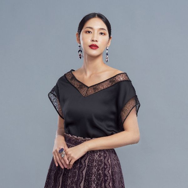 ERIKACHUNG 浪漫經典｜蕾絲邊V領上衣 #erikachung #洋裝 #高級訂製 #高訂禮服 #高訂時裝 #設計師品牌 #Erika設計師