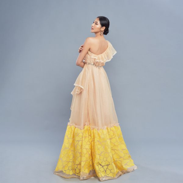 ERIKACHUNG 夏日情人｜裸膚嫩黃花荷葉斜肩長洋裝 #erikachung #洋裝 #高級訂製 #高訂禮服 #高訂時裝 #設計師品牌 #Erika設計師