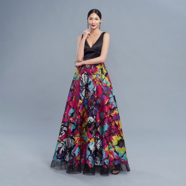 ERIKACHUNG 嬉戲花舞｜V領透膚蕾絲長洋裝 #erikachung #洋裝 #高級訂製 #高訂禮服 #高訂時裝 #設計師品牌 #Erika設計師