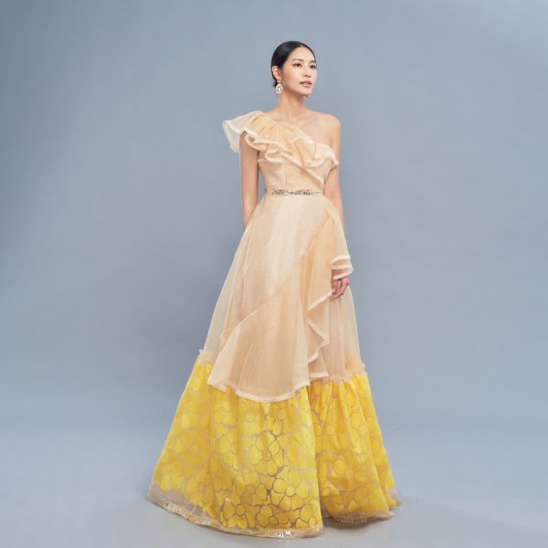 ERIKACHUNG 夏日情人｜裸膚嫩黃花荷葉斜肩長洋裝 #erikachung #洋裝 #高級訂製 #高訂禮服 #高訂時裝 #設計師品牌 #Erika設計師