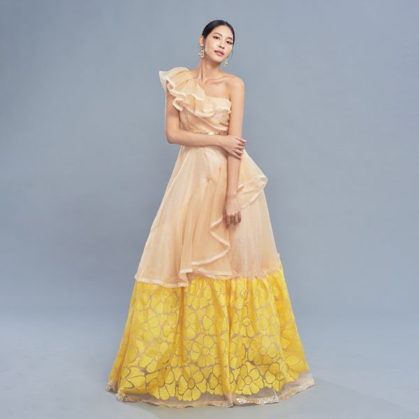 ERIKACHUNG 夏日情人｜裸膚嫩黃花荷葉斜肩長洋裝 #erikachung #洋裝 #高級訂製 #高訂禮服 #高訂時裝 #設計師品牌 #Erika設計師