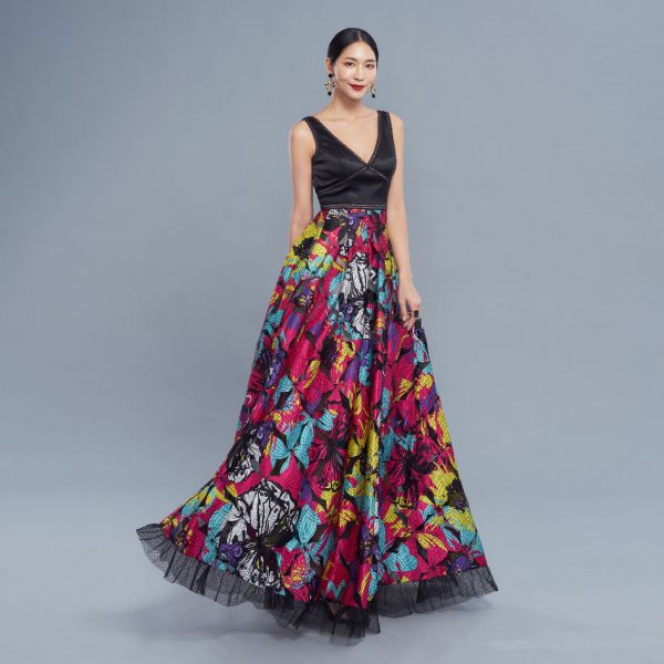 ERIKACHUNG 嬉戲花舞｜V領透膚蕾絲長洋裝 #erikachung #洋裝 #高級訂製 #高訂禮服 #高訂時裝 #設計師品牌 #Erika設計師