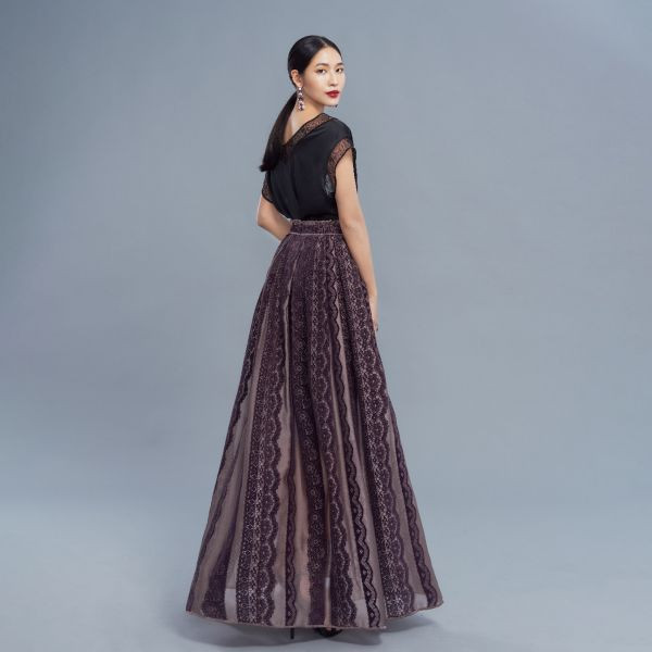 ERIKACHUNG 高冷絳紫｜蕾絲層次的透紗長裙 #erikachung #洋裝 #高級訂製 #高訂禮服 #高訂時裝 #設計師品牌 #Erika設計師