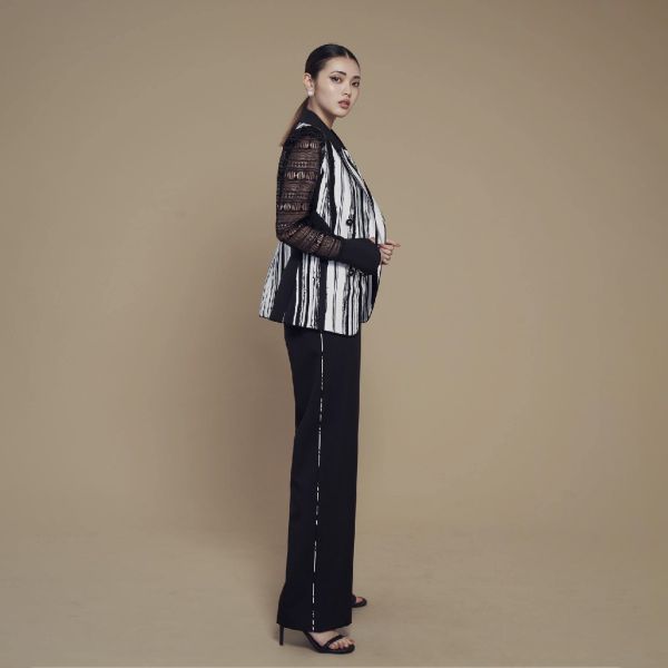 ERIKACHUNG 手繪藝術家｜條紋拼接蕾絲修身西裝外套 #erikachung #洋裝 #高級訂製 #高訂禮服 #高訂時裝 #設計師品牌 #Erika設計師