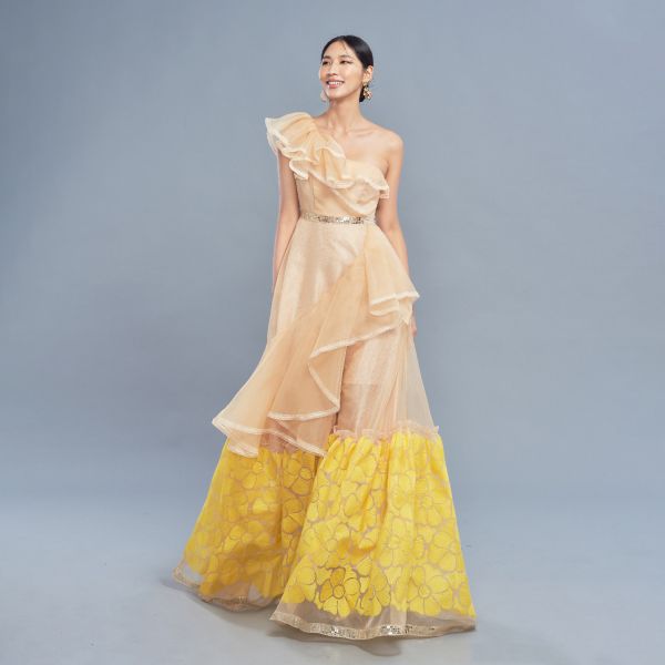 ERIKACHUNG 夏日情人｜裸膚嫩黃花荷葉斜肩長洋裝 #erikachung #洋裝 #高級訂製 #高訂禮服 #高訂時裝 #設計師品牌 #Erika設計師