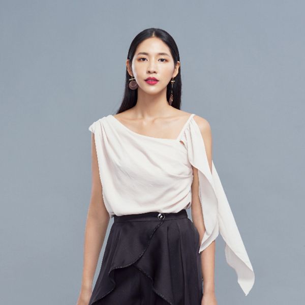 ERIKACHUNG 湛藍海洋｜謬斯女神不對稱垂墜上衣 #erikachung #洋裝 #高級訂製 #高訂禮服 #高訂時裝 #設計師品牌 #Erika設計師