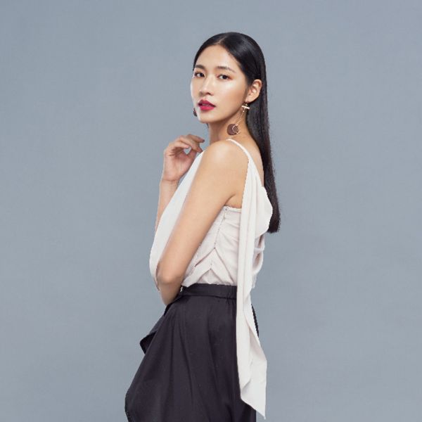 ERIKACHUNG 湛藍海洋｜謬斯女神不對稱垂墜上衣 #erikachung #洋裝 #高級訂製 #高訂禮服 #高訂時裝 #設計師品牌 #Erika設計師