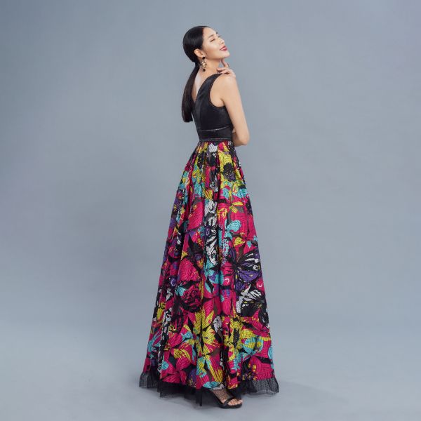 ERIKACHUNG 嬉戲花舞｜V領透膚蕾絲長洋裝 #erikachung #洋裝 #高級訂製 #高訂禮服 #高訂時裝 #設計師品牌 #Erika設計師