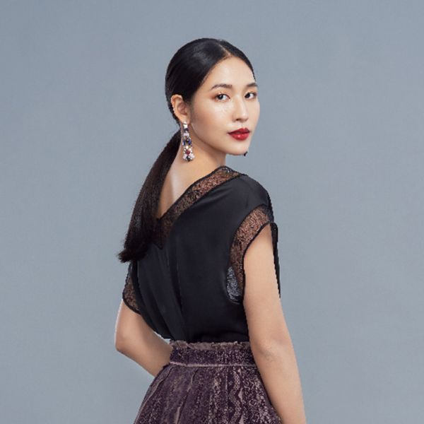 ERIKACHUNG 浪漫經典｜蕾絲邊V領上衣 #erikachung #洋裝 #高級訂製 #高訂禮服 #高訂時裝 #設計師品牌 #Erika設計師