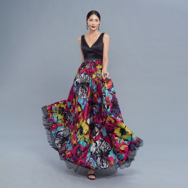 ERIKACHUNG 嬉戲花舞｜V領透膚蕾絲長洋裝 #erikachung #洋裝 #高級訂製 #高訂禮服 #高訂時裝 #設計師品牌 #Erika設計師