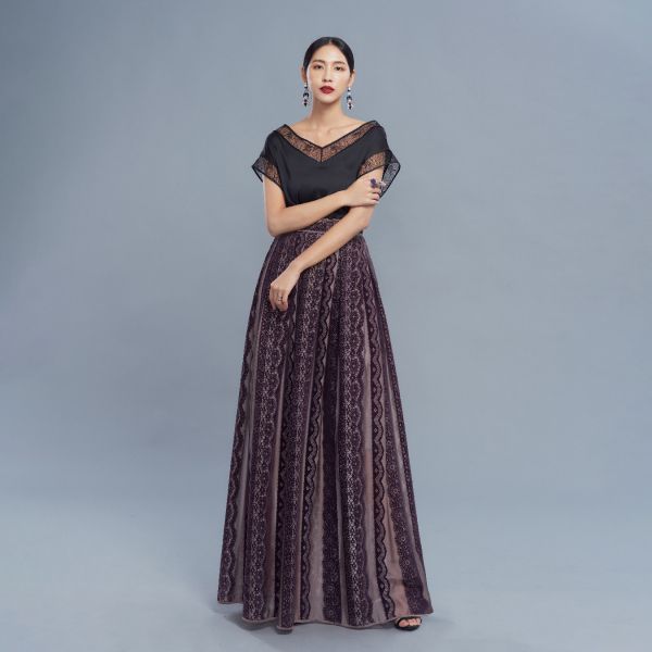 ERIKACHUNG 浪漫經典｜蕾絲邊V領上衣 #erikachung #洋裝 #高級訂製 #高訂禮服 #高訂時裝 #設計師品牌 #Erika設計師