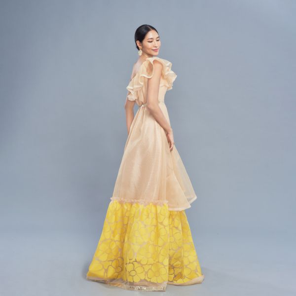 ERIKACHUNG 夏日情人｜裸膚嫩黃花荷葉斜肩長洋裝 #erikachung #洋裝 #高級訂製 #高訂禮服 #高訂時裝 #設計師品牌 #Erika設計師