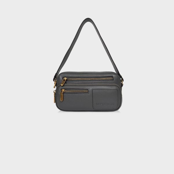 精品館甩紋牛皮克制配置斜背 